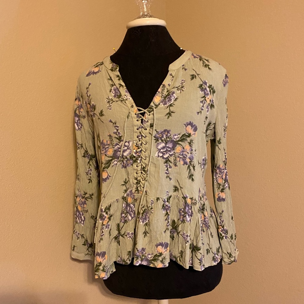 American Eagle Floral lace up front blouse 💚💜